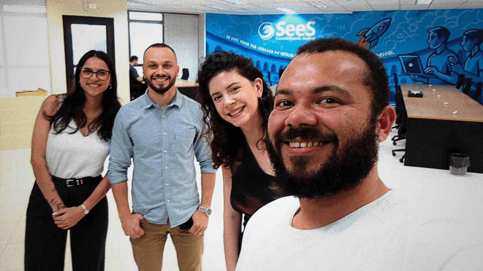 Equipe da agência Atena Mídia em visita ao novo escritório da Sees Contabilidade Online, reforçando o relacionamento próximo e a parceria com o cliente.