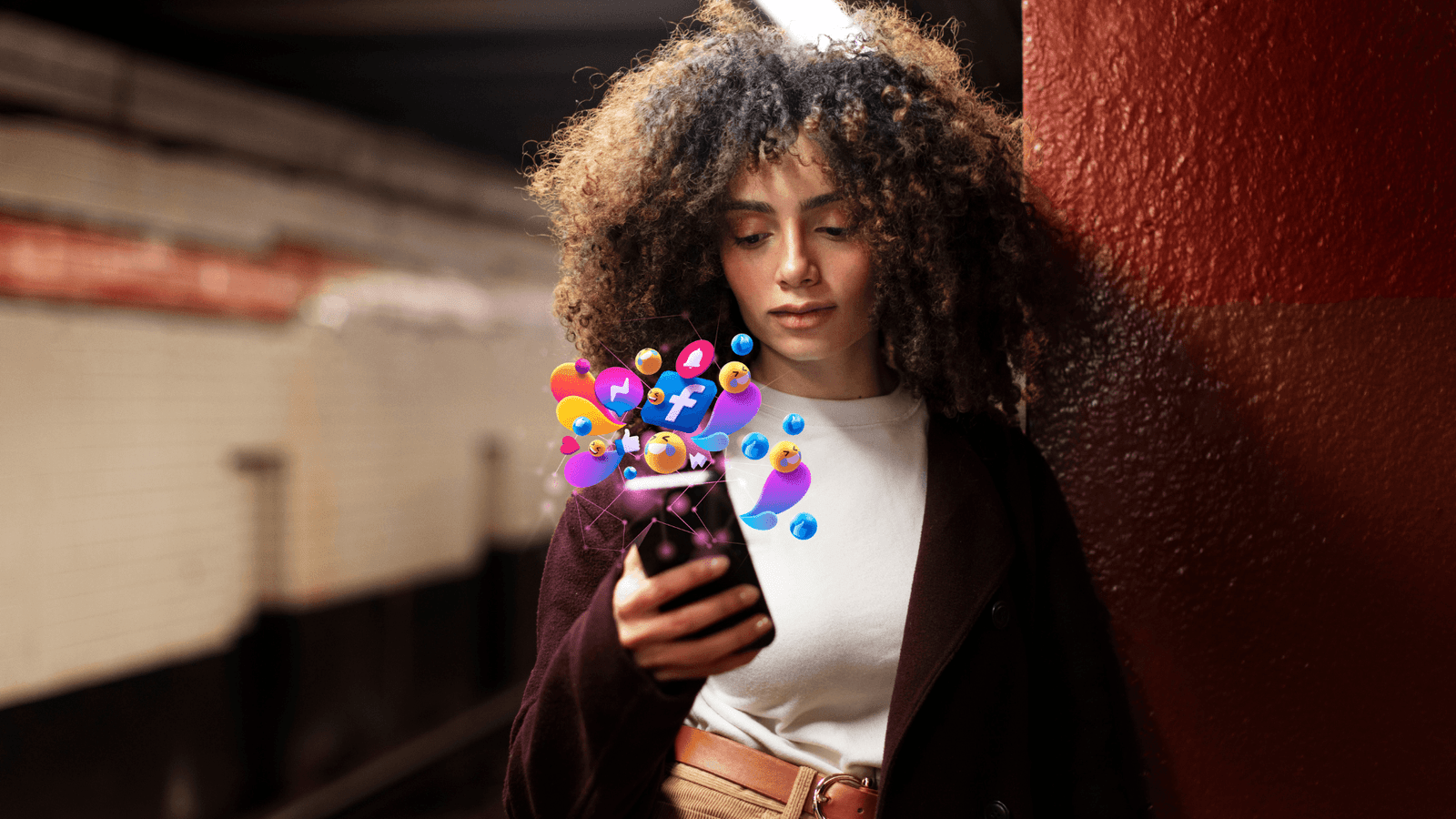 Mulher jovem interagindo com redes sociais no celular, representando o marketing de conteúdo como caminho para transformar seguidores em clientes.