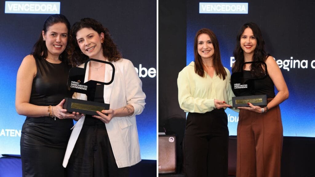 Montagem com duas fotos. Na primeira, uma das vencedoras recebe o troféu no palco ao lado de uma apresentadora; na segunda, a outra vencedora recebe o troféu no palco ao lado de outra apresentadora.
