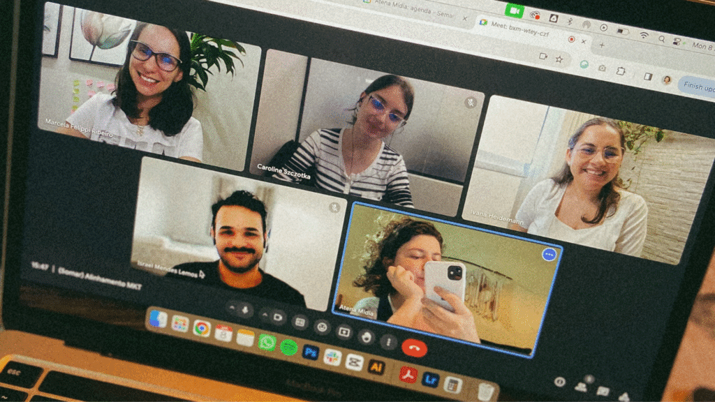 Pessoa digitando em um notebook, com livros e uma xícara de chá ao lado, representando produção de conteúdo digital para empresa B2B.