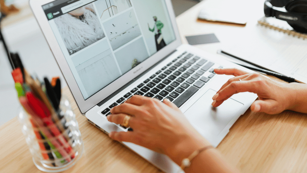 Pessoa analisando conteúdos em um notebook para avaliar referências e práticas utilizadas por concorrentes no ambiente digital.