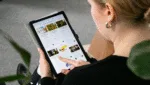 Mulher analisando estratégias de conteúdo em um tablet, representando o processo de planejamento e otimização para aumentar a conversão nas redes sociais.