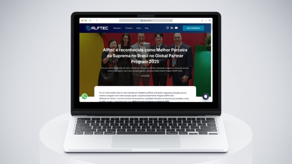 Página inicial do blog da Alfatec exibida em um notebook, com diferentes artigos sobre tecnologia, inovação e soluções corporativas.