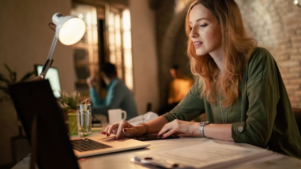 Mulher loira em escritório criando conteúdo com Inteligência Artificial.  