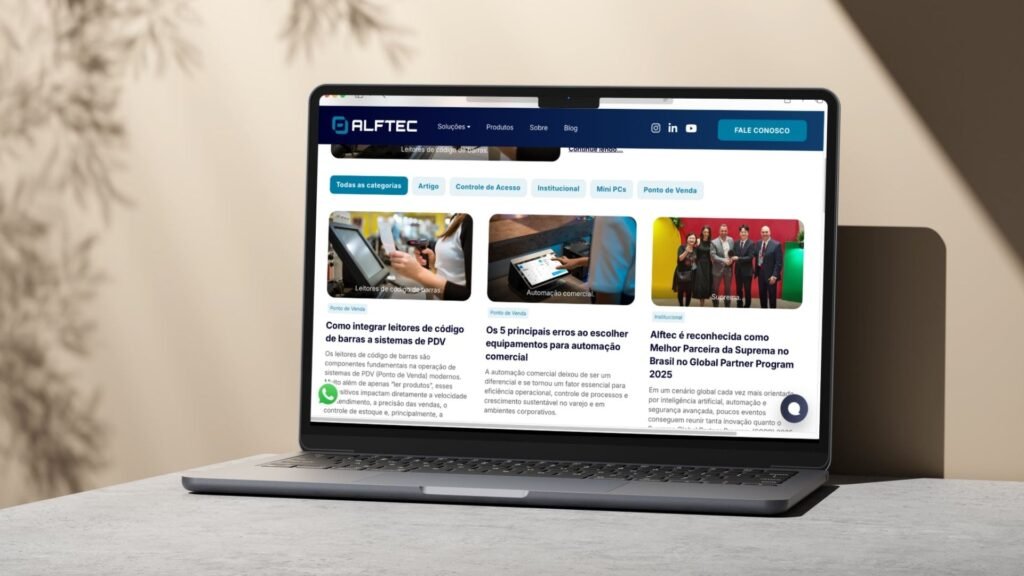 Página inicial do blog da Alfatec exibida em um notebook, com diferentes artigos sobre tecnologia, inovação e soluções corporativas.