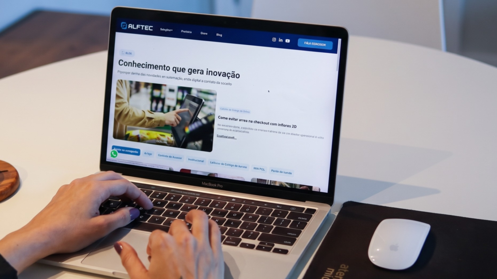 Equipe da Atena Mídia estudando  o modelo de negócio de um cliente por meio da análise de conteúdos estratégicos, representando o processo de construção da percepção de valor da marca.
