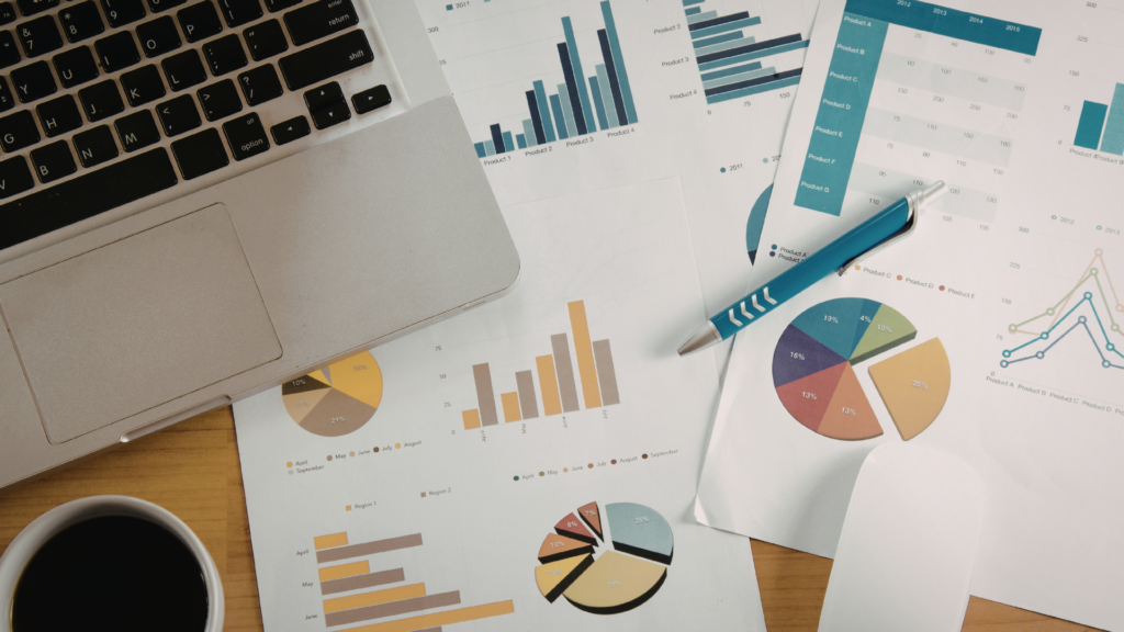 Gráficos de desempenho e indicadores de marketing representando a diferença entre métricas de vaidade e métricas de negócio.
