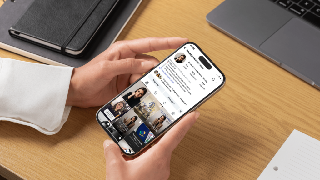 Pessoa utilizando um smartphone para visualizar o perfil profissional da advogada Bruna Prim nas redes sociais, representando seu posicionamento social media por meio da produção de conteúdo jurídico, fortalecimento da marca pessoal e presença digital estratégica.