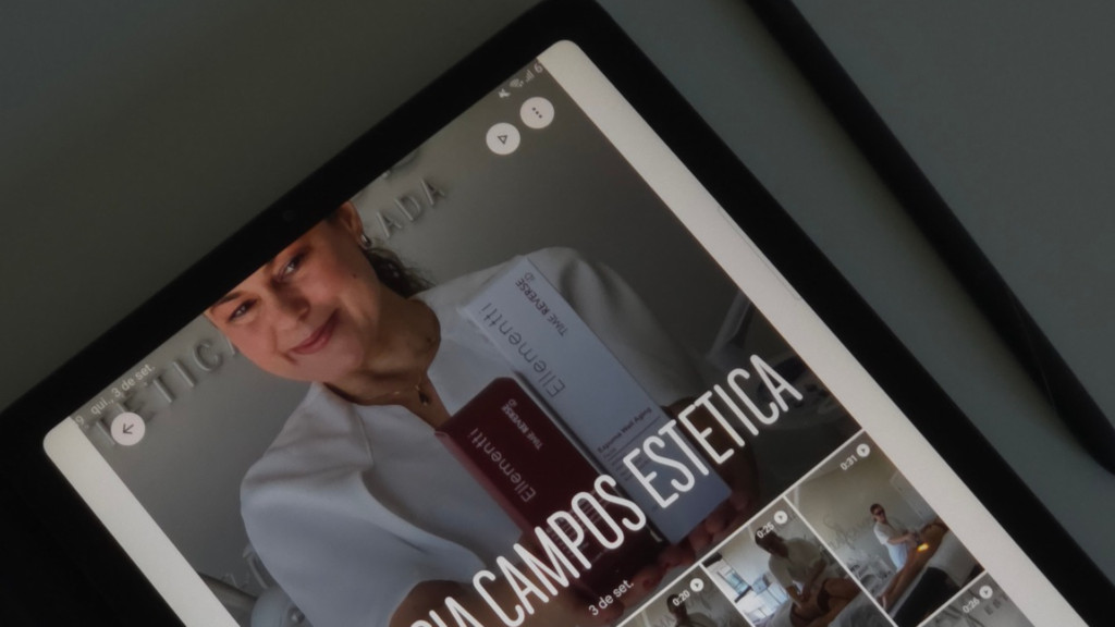 Tablet exibindo uma publicação de uma profissional de estética, ilustrando como formatos e conteúdos podem gerar resultados diferentes.