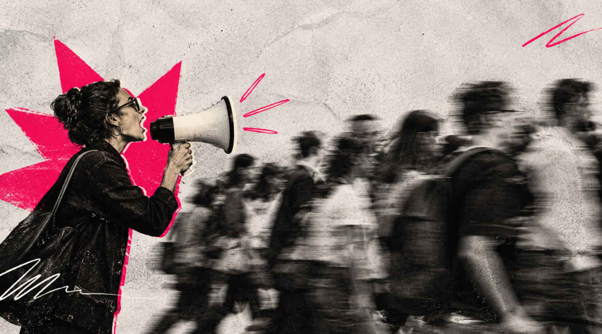 Mulher usando um megafone enquanto uma multidão passa ao seu lado, representando o desafio de destacar o posicionamento de marca em meio ao excesso de informações.